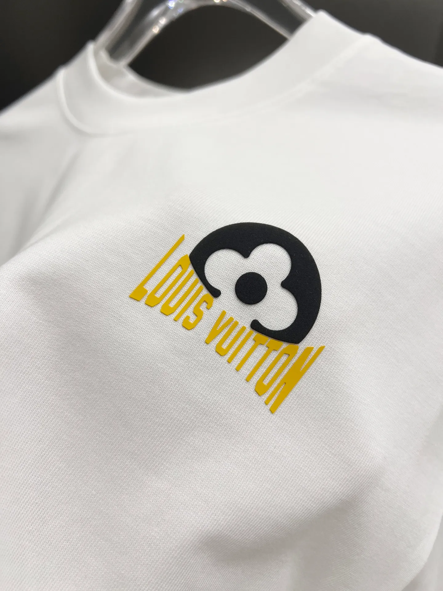 🅿️190 1v Louis* 2025 autumn and winter new style, classic letter three-dimensional foam printing technology design, high-end version! Highly breathable and comfortable, customized double yarn plain cotton fabric. Short-sleeved T-shirt. Same style for men and women. Sizes S M L XL XXL Five sizes black white